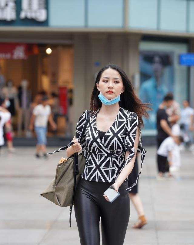 高跟鞋|街边小姐姐五官超精致，穿衣优雅潮流，散发个人魅力