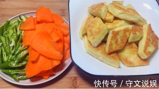 强身健体|一整块豆腐放鸡蛋液里,擀面杖一压,一出锅拿红烧肉也不换