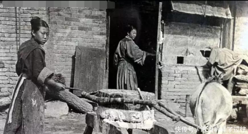 乞丐|晚清罕见照片，图二叼着烟的女子在算命，图四的乞丐在摆谱