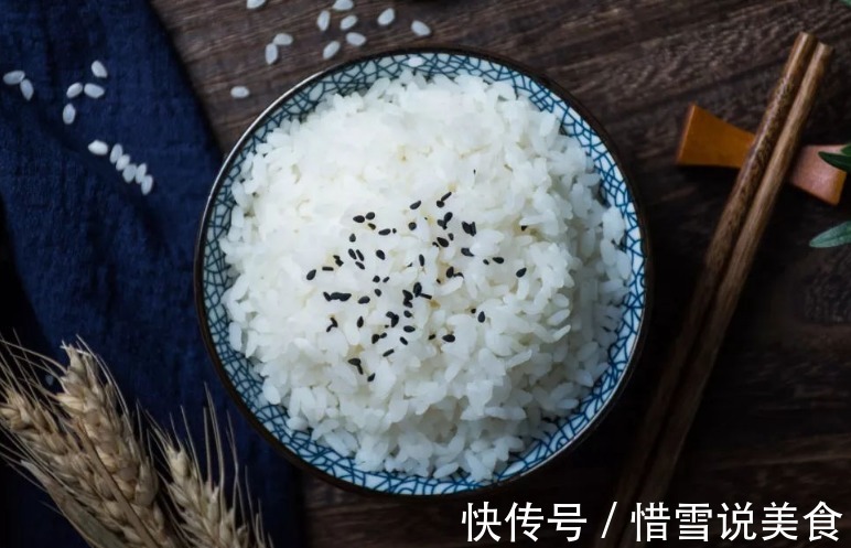 煮米饭不要只加水煮，记住“2放1窍门”，米饭软糯香甜，粒粒分明