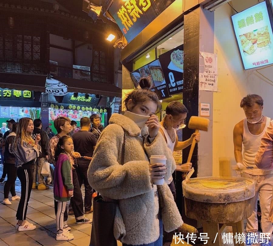 怕冷的女人别再穿羽绒服,如今流行:羊羔绒+萝卜裤