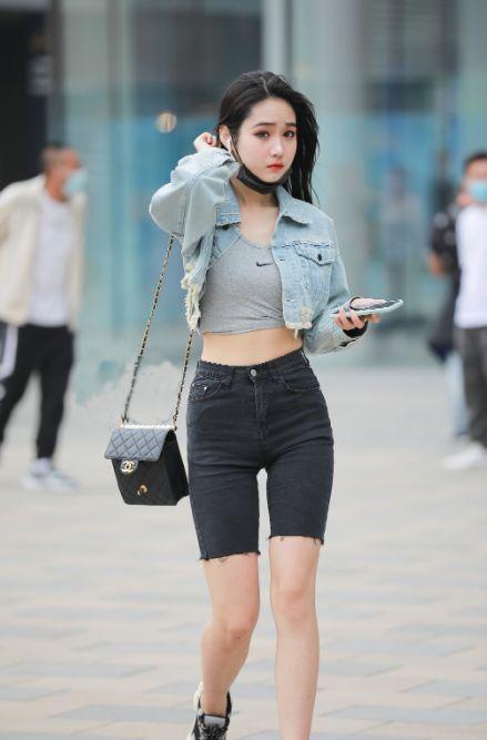 搭配|短款牛仔夹克搭配黑色五分裤, 青春靓丽, 酷飒有型