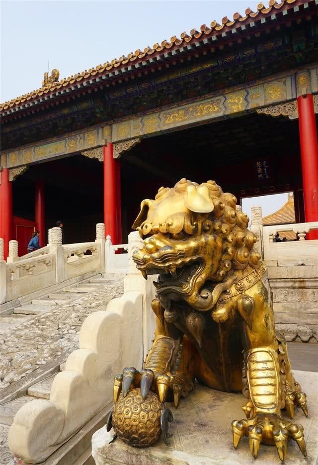 故宫中皇帝住的屋子是个什么样?寝宫里竟放了27张床!