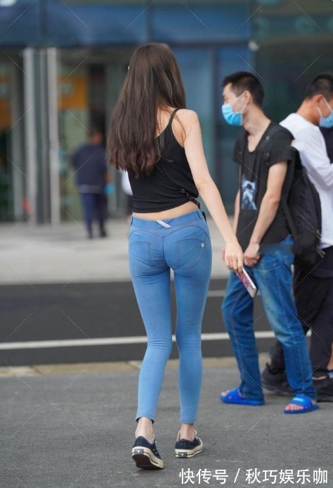 针织T恤 穿着紧身牛仔裤的黑色针织T恤,层次感十足,尽显少女柔情风范