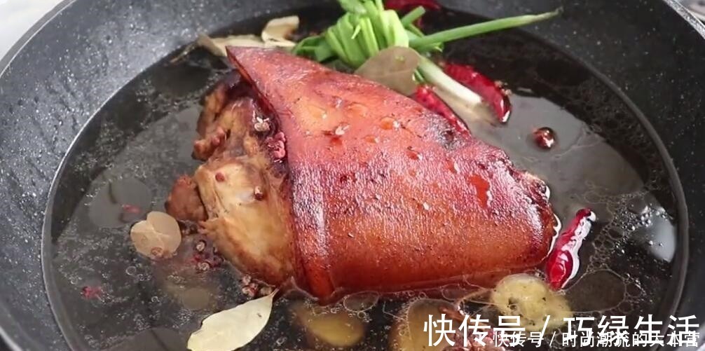 大厨教你做红烧肘子，秘制方法超简单，肉质软糯脱骨，又香又好吃
