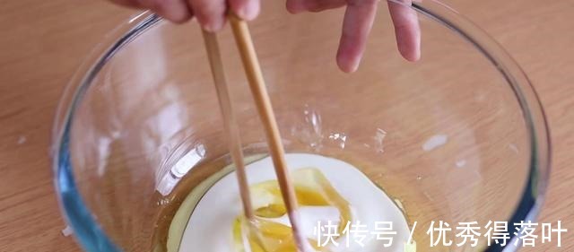 糯米糕|终于又发现一个糯米粉新吃法，超适合小孩子吃的酸奶糯米糕！