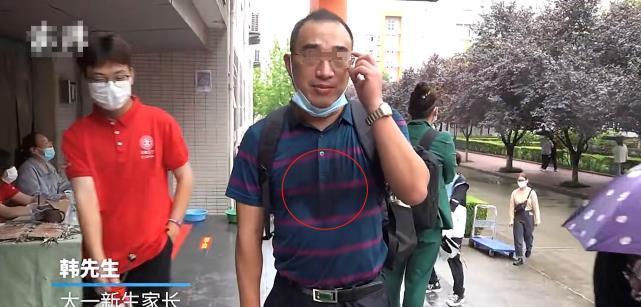 爸爸|西安一父亲送女儿上学,累得出了汗,眼里是满满的笑意