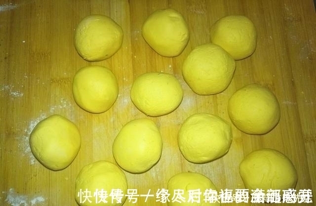 南瓜饼这么做,吃了一个还想吃一个,又香又糯