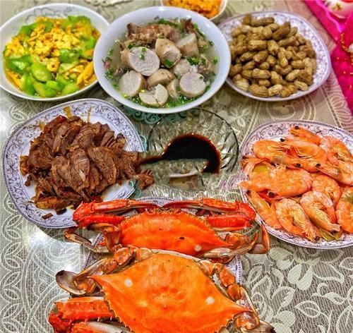 周末在家下厨做拿手家常菜，一上桌孩子就抢光，给家人露了一手