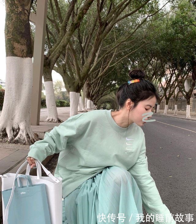 穿搭 卫衣+运动裤过时啦,现在流行这几种穿搭方式,温柔简约又有活力!