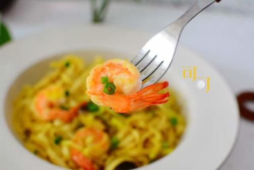 香味|天冷下雪了,让我给你炒一盘香味浓郁的大虾咖喱面吃吧