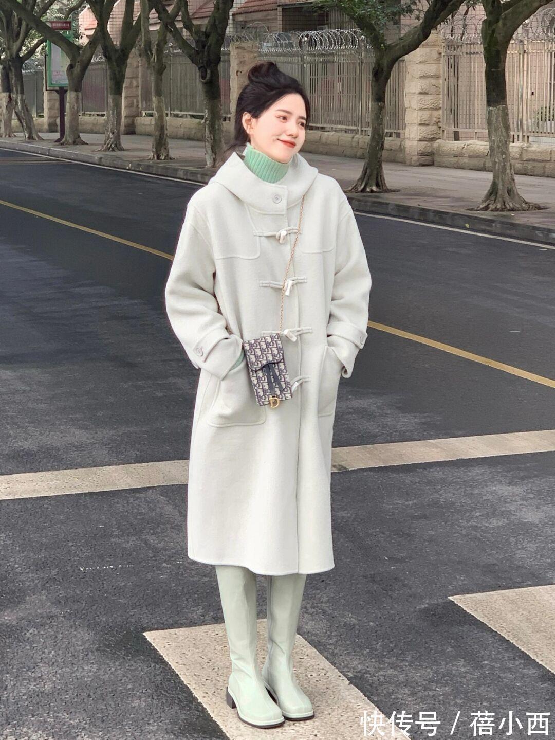 减龄感 冬季还是多穿“牛角扣大衣”吧,保暖又洋气,搭配技巧都总结好了