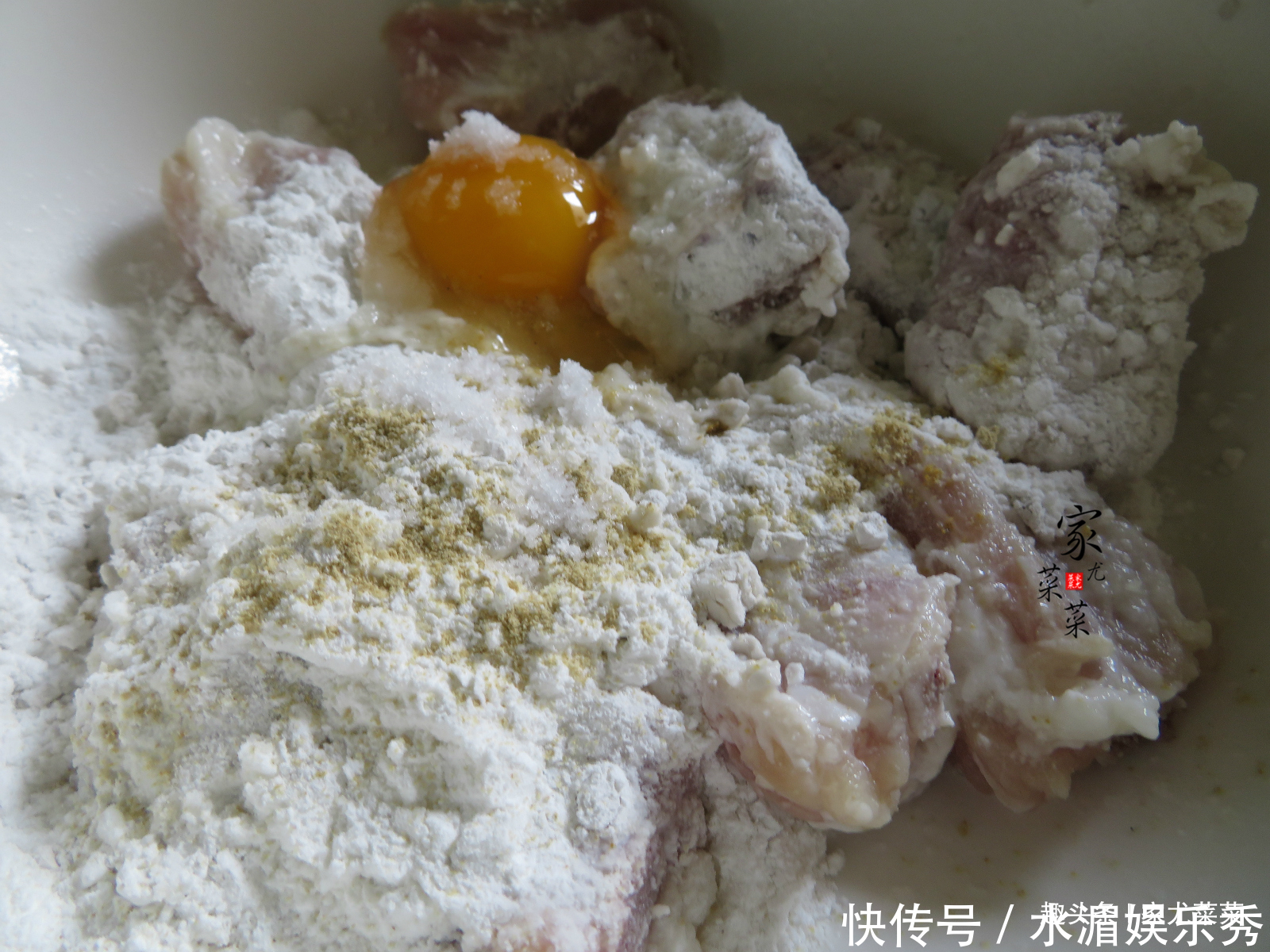 蒜香排骨|排骨别老炖汤,教你新做法,不用炸不用卤,加1个鸡蛋,上桌扫光