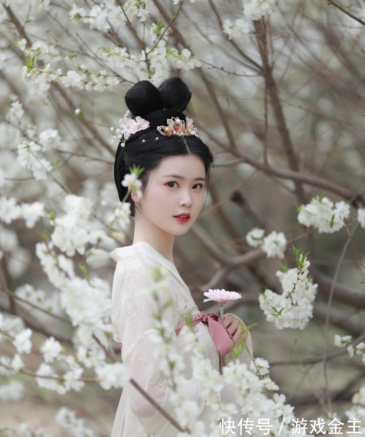 光生@七律(八首):身微不惧狂风虐,位贱何嫌高树遮?