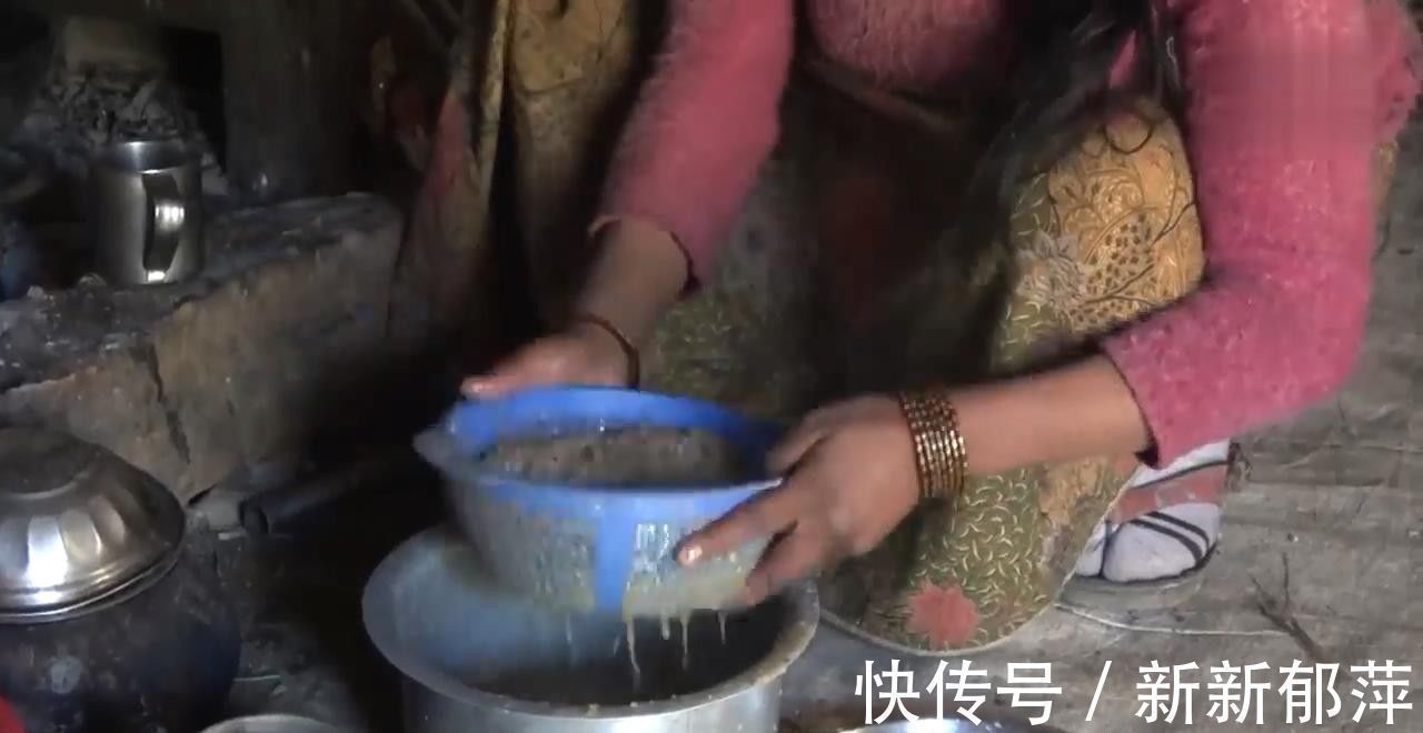 尼泊尔村庄里的穷人,米饭配土豆招待中国小伙,小孩对相机很陌生