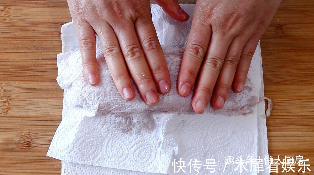 鸡胸肉直接水煮,吃起来肉质柴,教你香煎鸡胸肉的做法,嫩滑多汁