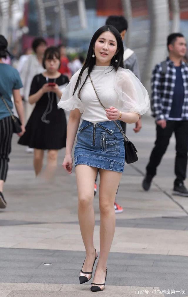 最近“牛仔裙”火了,中年女士都在入手,时髦潮流又显气质!