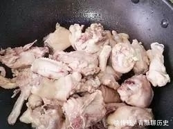 小鸡炖蘑菇：味道鲜美，肉质细嫩！