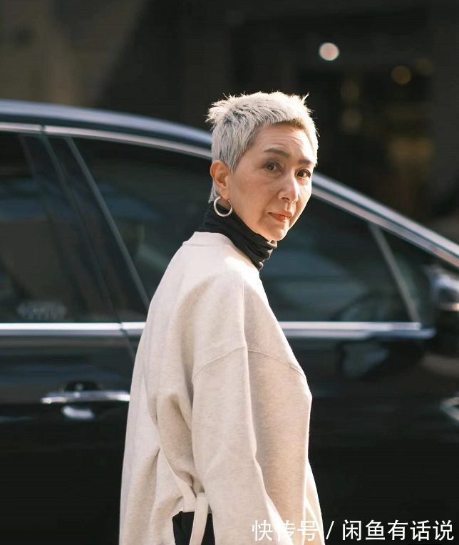 马丁靴 60岁奶奶才不服老,穿高帮靴骑单车出门,一头白发还剪寸头太拉风