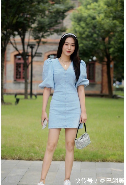 蕾丝|30岁女人穿纯色连衣裙,面料要有高级感,优雅到骨子里