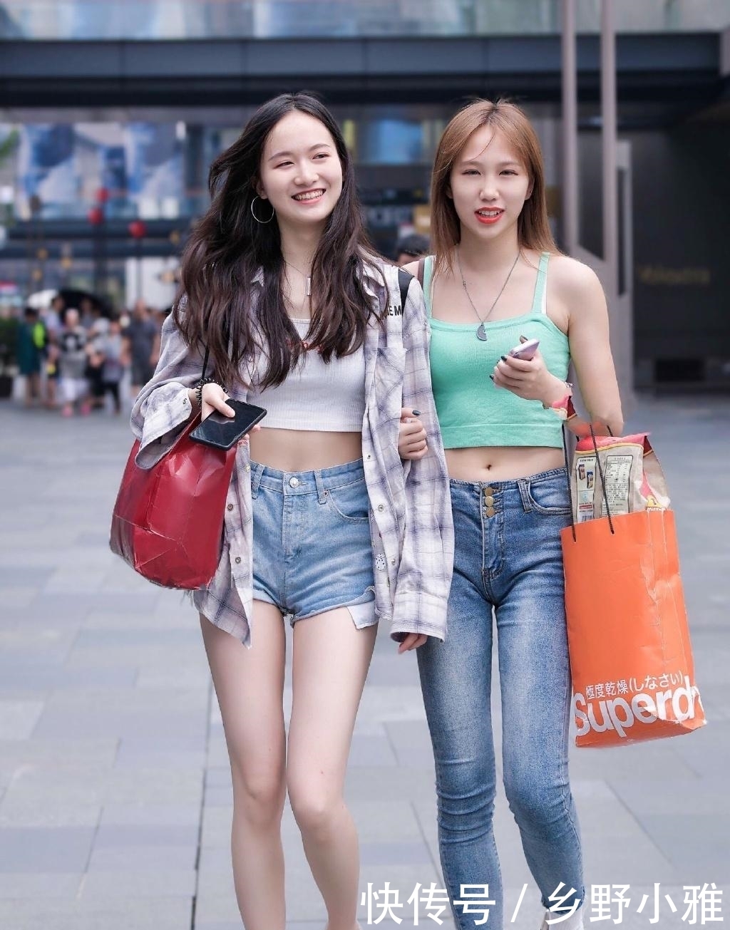 害怕和闺蜜“撞衫”,偷偷把牛仔裤“砍断”露出的白腿能反光