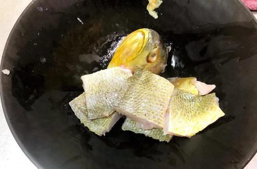 有人|炸鱼时,有人用淀粉,有人用面粉,大厨都错了这才是正确做法