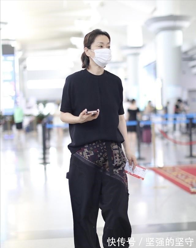 服饰 奔6的毛阿敏“放飞自我”,戴口罩素颜出门,诠释慵懒与随性!