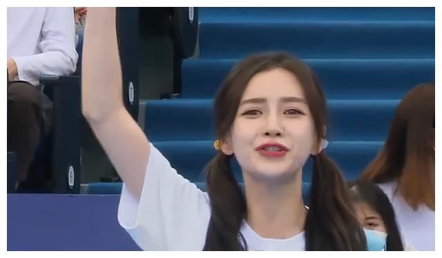 奔跑吧：baby过完32岁，上节目坐姿都变了，这真不怕被笑话？