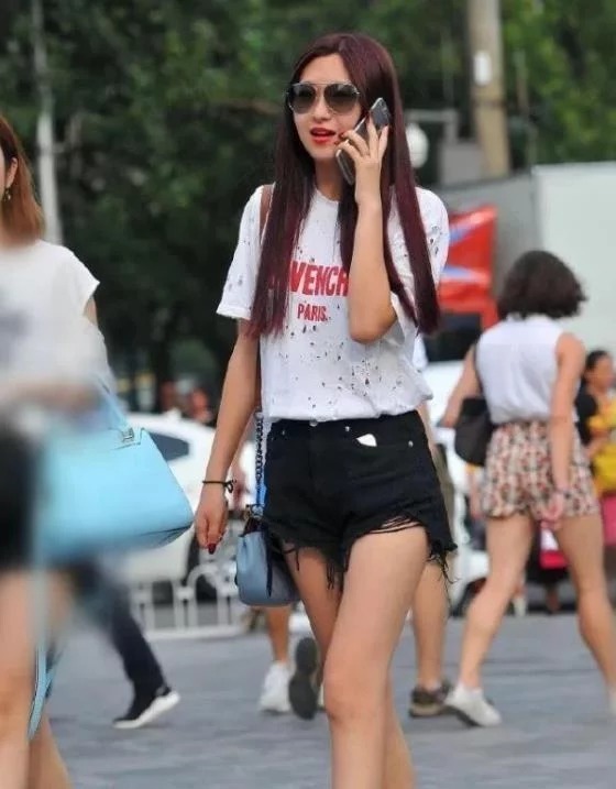 街拍美女高颜值的时尚搭配,精致的妆容,更加让人难忘