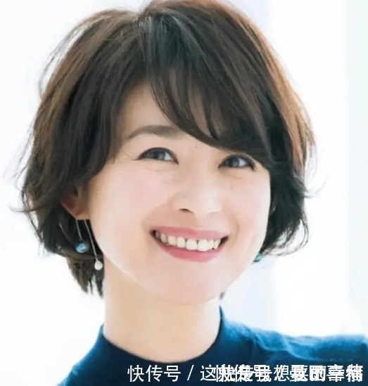 烫发 55岁左右的女人,还在留长直发吗,建议烫这几种发型,优雅好看