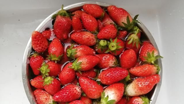 煮草莓罐头放白糖和冰糖有那么重要吗大厨我来教你,一锅不够