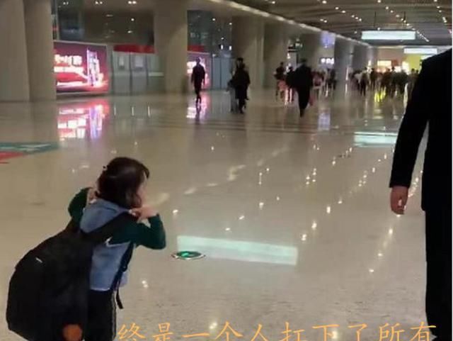 为防娃乱跑,坏爸爸“放大招”整蛊女儿,网友笑翻跑丢还搭个包
