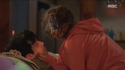 洪班长|《海岸村》金宣虎7吻戏都被亲!喝醉被申敏儿亲&路边被文佳煐亲