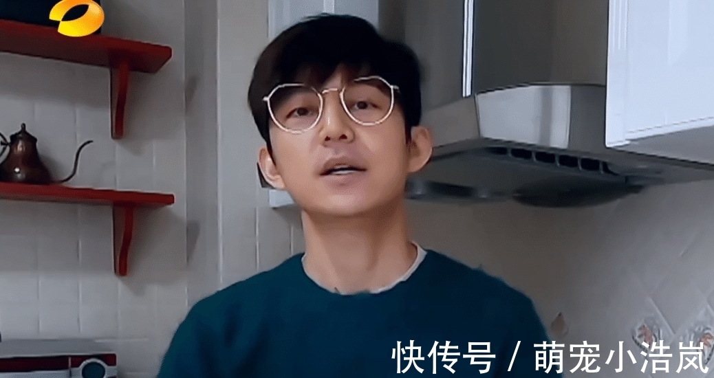 放假|何炅放假在家做蛋糕，却意外带火蛋糕旁边的杯子，带货能力没谁了