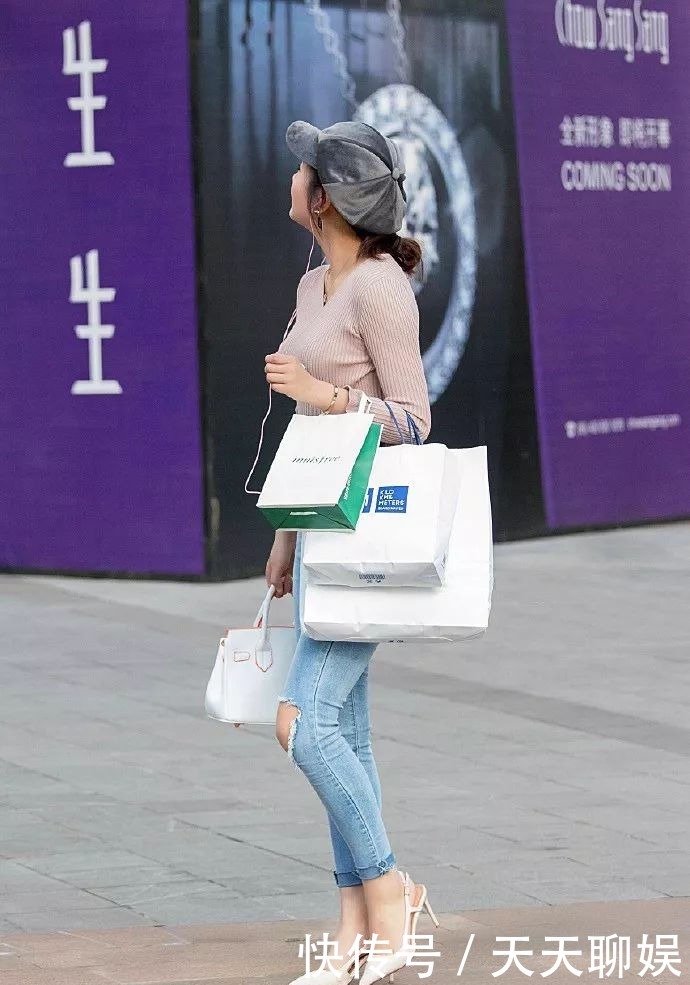 女神|女神脚上搭配这一双红色高跟鞋,与黑色的裙子形成了鲜明的对比