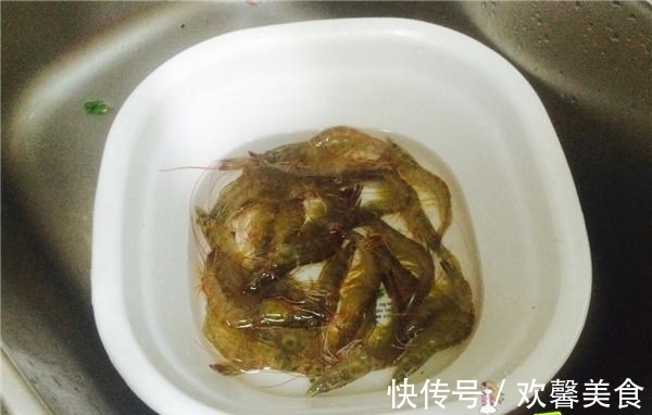 好吃|烧虾的小技巧,只需加一步,入味又好吃,家人都抢着吃