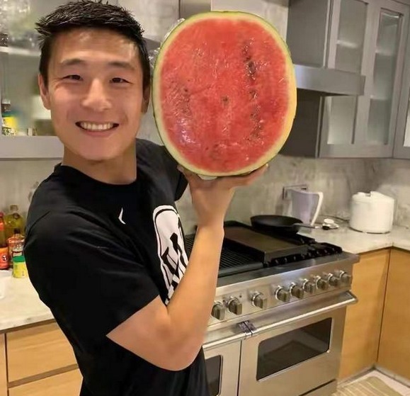 足球运动员|武磊迎喜讯！欢度节日+乔迁豪宅，妻子罕见露面肤白貌美颜值出众