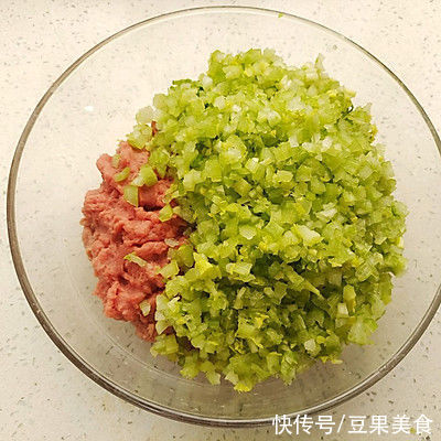 保鲜膜|无敌下饭的芹菜牛肉饺子，胃口全开