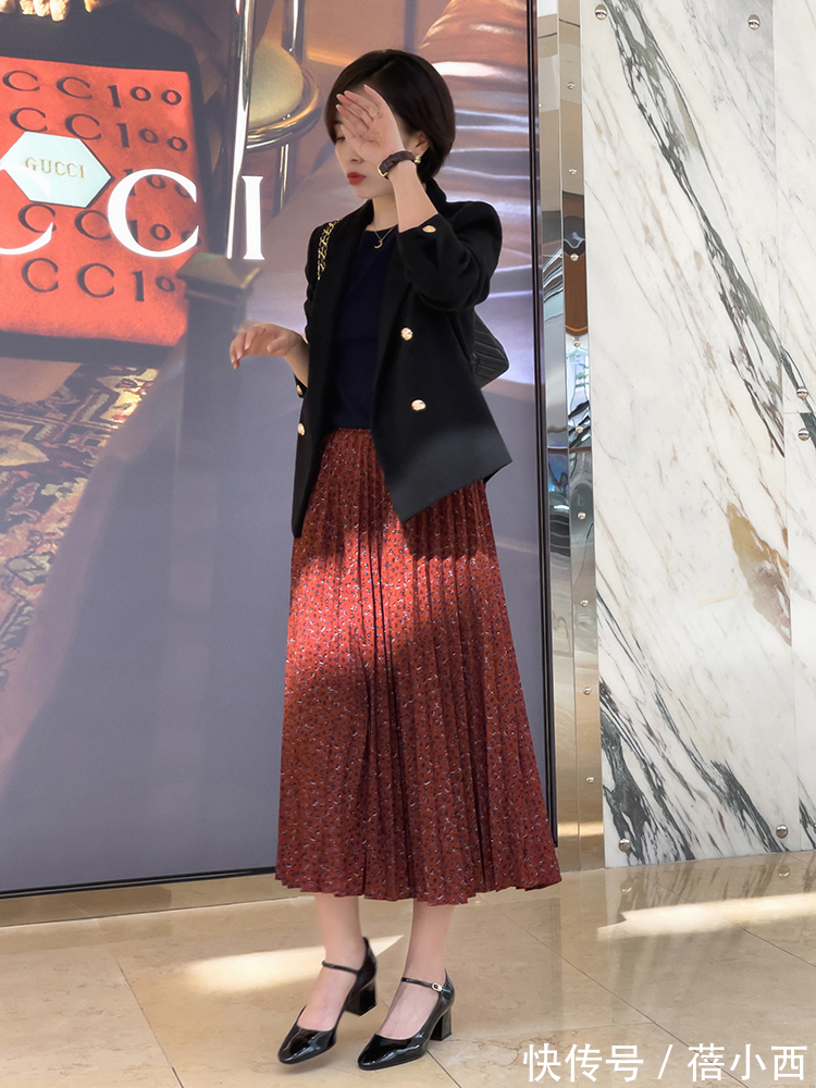 博主 春天穿“百褶裙”最优雅!建议多搭配针织衫,西装外套时髦又高级