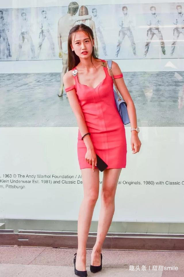 蕾丝 脚上踩着一双尖头的高跟鞋，在脚踝带有绑带的设计走路都充满魅力