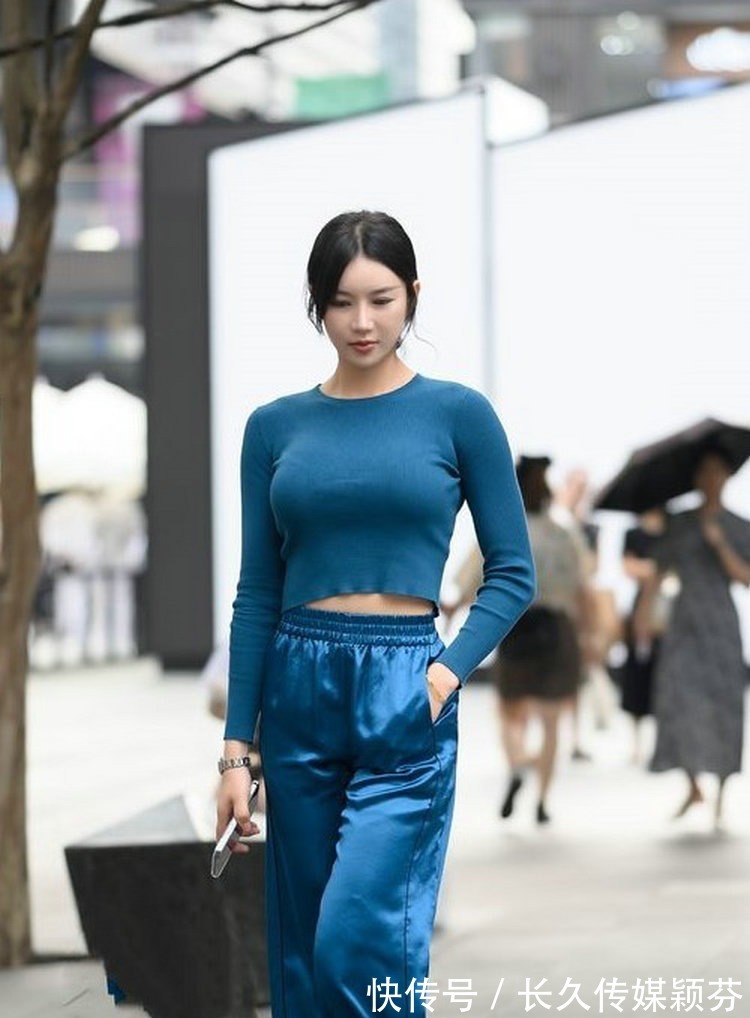 吊带|牛仔裤如此的休闲简约,而且又特别百搭,搭配体恤就很漂亮了