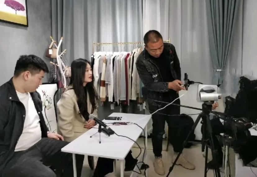 大衣哥儿媳做网红太急，还是飘了？激情一路高昂结果被网友打压