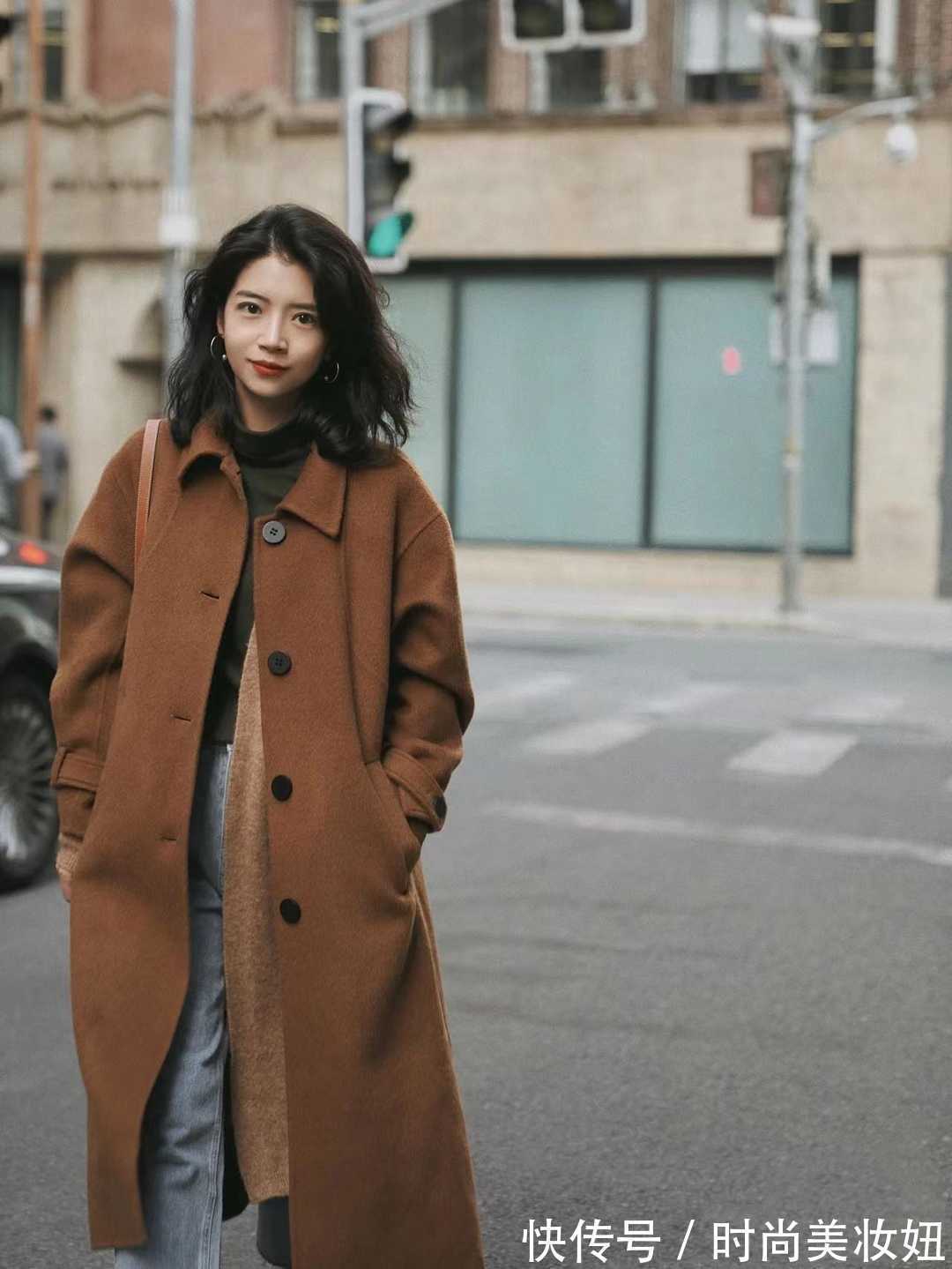 大衣|“驼色大衣”已经烂大街?学时尚博主的高级配色,穿出高雅大牌范