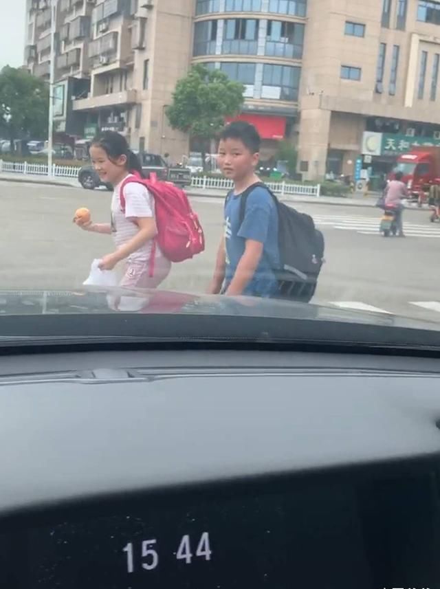 儿子|妈妈接儿子放学，儿子竟装作不认识，看到儿子身边女同学，妈妈恍然大悟