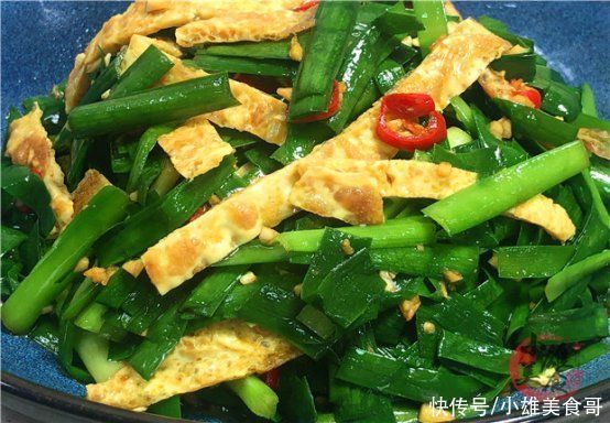 跟着我一起|吃了30多年韭菜，做法头一次见，满满的一大盘，上桌都不够吃
