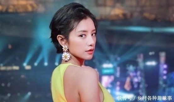 张立国|主持现场失误!女主持上节目少穿一件衣服,张国立硬是不敢回头