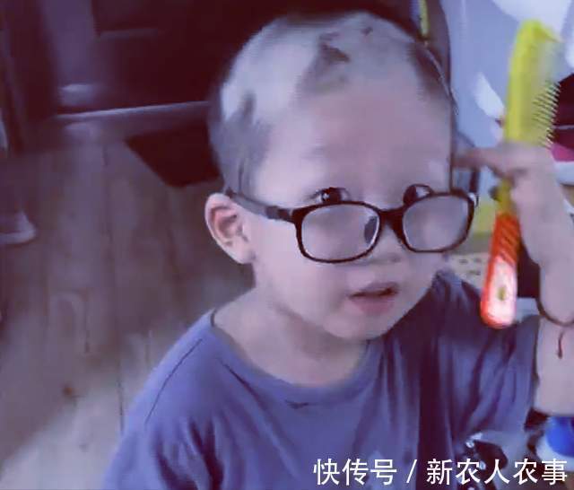 妈妈|江苏一小朋友火了,偷偷地在家里给自己理发,妈妈发现后瞬间崩溃