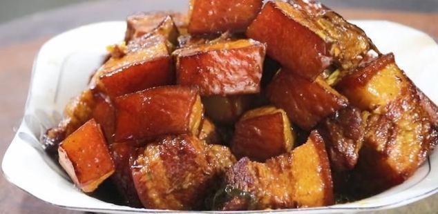 把五花肉扔进电饭锅,不加一滴水,出锅后一大锅都不够吃,太香了