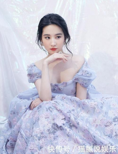 特征 脸上有这3个特征的女生,尽量避开披发散发,露出你的五官更漂亮