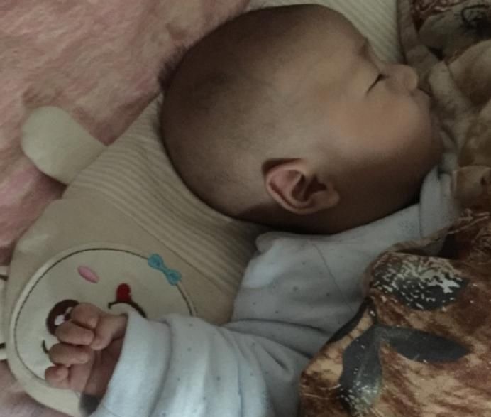 行为|宝宝睡觉时发生这3种行为,父母要注意了:娃想要睡枕头了!